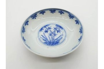 江戸期　大明成化年製　染付　四君子文　漢詩　約12cm　3.9寸　丹念に絵付けされた蓋付き茶碗3客セット(梅、菊、蘭、竹、川本半助?、器、どんぶり、蓋茶碗、陶器、和食器、3寸9分)(R-078762)