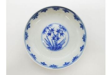 江戸期　大明成化年製　染付　四君子文　漢詩　約12cm　3.9寸　丹念に絵付けされた蓋付き茶碗3客セット(梅、菊、蘭、竹、川本半助?、器、どんぶり、蓋茶碗、陶器、和食器、3寸9分)(R-078762)
