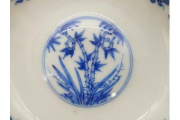 江戸期　大明成化年製　染付　四君子文　漢詩　約12cm　3.9寸　丹念に絵付けされた蓋付き茶碗3客セット(梅、菊、蘭、竹、川本半助?、器、どんぶり、蓋茶碗、陶器、和食器、3寸9分)(R-078762)