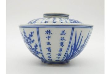 江戸期　大明成化年製　染付　四君子文　漢詩　約12cm　3.9寸　丹念に絵付けされた蓋付き茶碗3客セット(梅、菊、蘭、竹、川本半助?、器、どんぶり、蓋茶碗、陶器、和食器、3寸9分)(R-078762)
