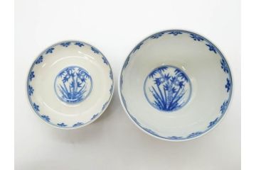 江戸期　大明成化年製　染付　四君子文　漢詩　約12cm　3.9寸　丹念に絵付けされた蓋付き茶碗3客セット(梅、菊、蘭、竹、川本半助?、器、どんぶり、蓋茶碗、陶器、和食器、3寸9分)(R-078762)