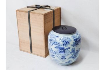 江戸期　古伊万里　染付　蓋付き　緻密に描かれたデザインが見事な水指(水差、雲屯、水器、竹、窓絵、茶器、茶道具、陶器、共箱付き)(R-078764)