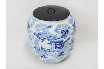 江戸期　古伊万里　染付　蓋付き　緻密に描かれたデザインが見事な水指(水差、雲屯、水器、竹、窓絵、茶器、茶道具、陶器、共箱付き)(R-078764)