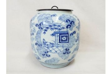 江戸期　古伊万里　染付　蓋付き　緻密に描かれたデザインが見事な水指(水差、雲屯、水器、竹、窓絵、茶器、茶道具、陶器、共箱付き)(R-078764)
