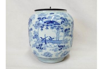 江戸期　古伊万里　染付　蓋付き　緻密に描かれたデザインが見事な水指(水差、雲屯、水器、竹、窓絵、茶器、茶道具、陶器、共箱付き)(R-078764)