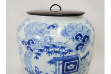 江戸期　古伊万里　染付　蓋付き　緻密に描かれたデザインが見事な水指(水差、雲屯、水器、竹、窓絵、茶器、茶道具、陶器、共箱付き)(R-078764)