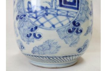 江戸期　古伊万里　染付　蓋付き　緻密に描かれたデザインが見事な水指(水差、雲屯、水器、竹、窓絵、茶器、茶道具、陶器、共箱付き)(R-078764)