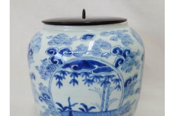 江戸期　古伊万里　染付　蓋付き　緻密に描かれたデザインが見事な水指(水差、雲屯、水器、竹、窓絵、茶器、茶道具、陶器、共箱付き)(R-078764)
