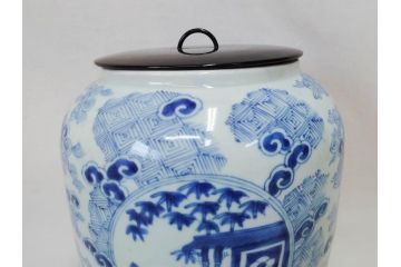 江戸期　古伊万里　染付　蓋付き　緻密に描かれたデザインが見事な水指(水差、雲屯、水器、竹、窓絵、茶器、茶道具、陶器、共箱付き)(R-078764)