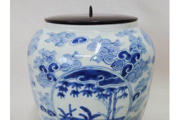江戸期　古伊万里　染付　蓋付き　緻密に描かれたデザインが見事な水指(水差、雲屯、水器、竹、窓絵、茶器、茶道具、陶器、共箱付き)(R-078764)