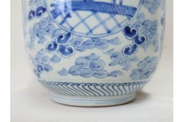 江戸期　古伊万里　染付　蓋付き　緻密に描かれたデザインが見事な水指(水差、雲屯、水器、竹、窓絵、茶器、茶道具、陶器、共箱付き)(R-078764)