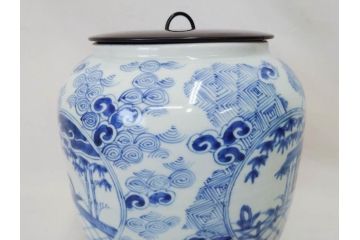 江戸期　古伊万里　染付　蓋付き　緻密に描かれたデザインが見事な水指(水差、雲屯、水器、竹、窓絵、茶器、茶道具、陶器、共箱付き)(R-078764)