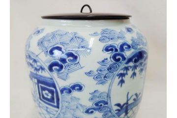 江戸期　古伊万里　染付　蓋付き　緻密に描かれたデザインが見事な水指(水差、雲屯、水器、竹、窓絵、茶器、茶道具、陶器、共箱付き)(R-078764)