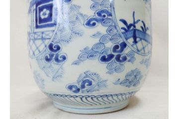 江戸期　古伊万里　染付　蓋付き　緻密に描かれたデザインが見事な水指(水差、雲屯、水器、竹、窓絵、茶器、茶道具、陶器、共箱付き)(R-078764)