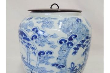 江戸期　古伊万里　染付　蓋付き　緻密に描かれたデザインが見事な水指(水差、雲屯、水器、竹、窓絵、茶器、茶道具、陶器、共箱付き)(R-078764)