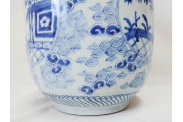 江戸期　古伊万里　染付　蓋付き　緻密に描かれたデザインが見事な水指(水差、雲屯、水器、竹、窓絵、茶器、茶道具、陶器、共箱付き)(R-078764)