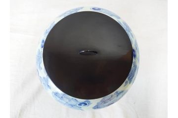 江戸期　古伊万里　染付　蓋付き　緻密に描かれたデザインが見事な水指(水差、雲屯、水器、竹、窓絵、茶器、茶道具、陶器、共箱付き)(R-078764)