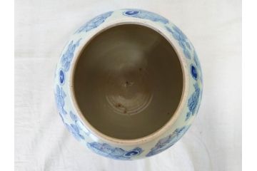 江戸期　古伊万里　染付　蓋付き　緻密に描かれたデザインが見事な水指(水差、雲屯、水器、竹、窓絵、茶器、茶道具、陶器、共箱付き)(R-078764)