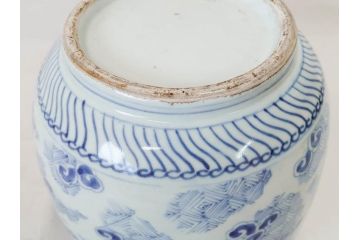 江戸期　古伊万里　染付　蓋付き　緻密に描かれたデザインが見事な水指(水差、雲屯、水器、竹、窓絵、茶器、茶道具、陶器、共箱付き)(R-078764)