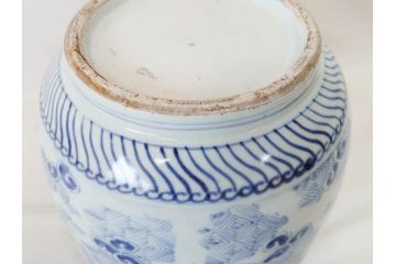 江戸期　古伊万里　染付　蓋付き　緻密に描かれたデザインが見事な水指(水差、雲屯、水器、竹、窓絵、茶器、茶道具、陶器、共箱付き)(R-078764)