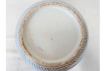 江戸期　古伊万里　染付　蓋付き　緻密に描かれたデザインが見事な水指(水差、雲屯、水器、竹、窓絵、茶器、茶道具、陶器、共箱付き)(R-078764)