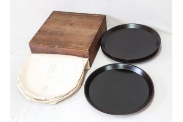 塗師小澤造　艶やかな黒漆塗りが美しい桑名盆(かぶら盆)5枚セット(漆器、木製、丸盆、トレー、トレイ、お盆、袋付き、共箱付き)(R-078765)