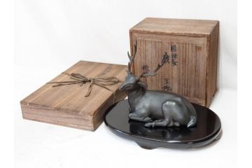 上手物　明治金工師　磯崎美亜　瞳銀製　高さ 約26cm　重量 約1.96kg　しなやかな鹿の造形が見事な置物(海野美盛門下、シカ、共箱付き、台付き)(R-078766)