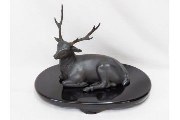 上手物　明治金工師　磯崎美亜　瞳銀製　高さ 約26cm　重量 約1.96kg　しなやかな鹿の造形が見事な置物(海野美盛門下、シカ、共箱付き、台付き)(R-078766)