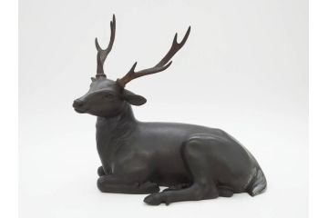 上手物　明治金工師　磯崎美亜　瞳銀製　高さ 約26cm　重量 約1.96kg　しなやかな鹿の造形が見事な置物(海野美盛門下、シカ、共箱付き、台付き)(R-078766)