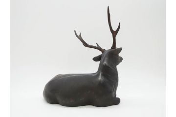 上手物　明治金工師　磯崎美亜　瞳銀製　高さ 約26cm　重量 約1.96kg　しなやかな鹿の造形が見事な置物(海野美盛門下、シカ、共箱付き、台付き)(R-078766)