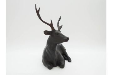上手物　明治金工師　磯崎美亜　瞳銀製　高さ 約26cm　重量 約1.96kg　しなやかな鹿の造形が見事な置物(海野美盛門下、シカ、共箱付き、台付き)(R-078766)