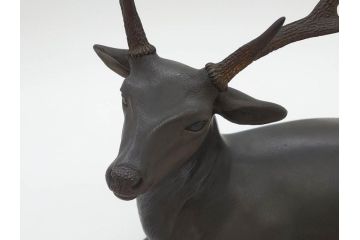上手物　明治金工師　磯崎美亜　瞳銀製　高さ 約26cm　重量 約1.96kg　しなやかな鹿の造形が見事な置物(海野美盛門下、シカ、共箱付き、台付き)(R-078766)