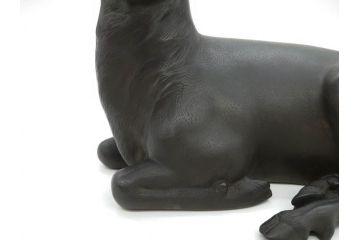 上手物　明治金工師　磯崎美亜　瞳銀製　高さ 約26cm　重量 約1.96kg　しなやかな鹿の造形が見事な置物(海野美盛門下、シカ、共箱付き、台付き)(R-078766)