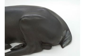 上手物　明治金工師　磯崎美亜　瞳銀製　高さ 約26cm　重量 約1.96kg　しなやかな鹿の造形が見事な置物(海野美盛門下、シカ、共箱付き、台付き)(R-078766)