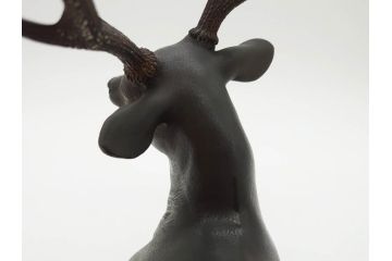 上手物　明治金工師　磯崎美亜　瞳銀製　高さ 約26cm　重量 約1.96kg　しなやかな鹿の造形が見事な置物(海野美盛門下、シカ、共箱付き、台付き)(R-078766)