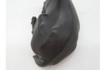 上手物　明治金工師　磯崎美亜　瞳銀製　高さ 約26cm　重量 約1.96kg　しなやかな鹿の造形が見事な置物(海野美盛門下、シカ、共箱付き、台付き)(R-078766)