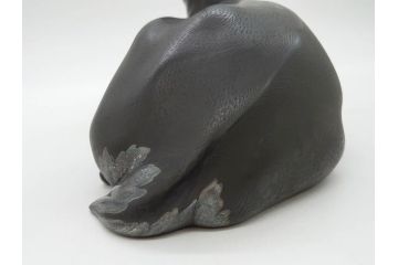 上手物　明治金工師　磯崎美亜　瞳銀製　高さ 約26cm　重量 約1.96kg　しなやかな鹿の造形が見事な置物(海野美盛門下、シカ、共箱付き、台付き)(R-078766)