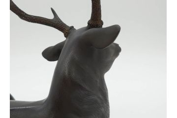 上手物　明治金工師　磯崎美亜　瞳銀製　高さ 約26cm　重量 約1.96kg　しなやかな鹿の造形が見事な置物(海野美盛門下、シカ、共箱付き、台付き)(R-078766)