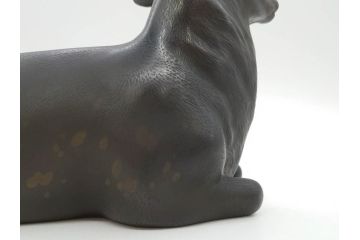 上手物　明治金工師　磯崎美亜　瞳銀製　高さ 約26cm　重量 約1.96kg　しなやかな鹿の造形が見事な置物(海野美盛門下、シカ、共箱付き、台付き)(R-078766)