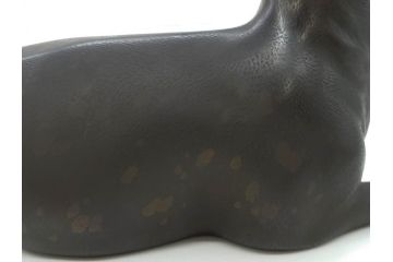 上手物　明治金工師　磯崎美亜　瞳銀製　高さ 約26cm　重量 約1.96kg　しなやかな鹿の造形が見事な置物(海野美盛門下、シカ、共箱付き、台付き)(R-078766)