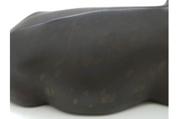 上手物　明治金工師　磯崎美亜　瞳銀製　高さ 約26cm　重量 約1.96kg　しなやかな鹿の造形が見事な置物(海野美盛門下、シカ、共箱付き、台付き)(R-078766)