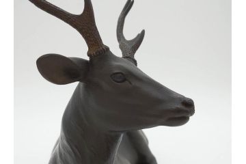 上手物　明治金工師　磯崎美亜　瞳銀製　高さ 約26cm　重量 約1.96kg　しなやかな鹿の造形が見事な置物(海野美盛門下、シカ、共箱付き、台付き)(R-078766)