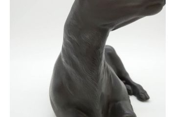 上手物　明治金工師　磯崎美亜　瞳銀製　高さ 約26cm　重量 約1.96kg　しなやかな鹿の造形が見事な置物(海野美盛門下、シカ、共箱付き、台付き)(R-078766)