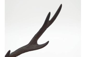 上手物　明治金工師　磯崎美亜　瞳銀製　高さ 約26cm　重量 約1.96kg　しなやかな鹿の造形が見事な置物(海野美盛門下、シカ、共箱付き、台付き)(R-078766)