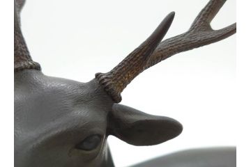 上手物　明治金工師　磯崎美亜　瞳銀製　高さ 約26cm　重量 約1.96kg　しなやかな鹿の造形が見事な置物(海野美盛門下、シカ、共箱付き、台付き)(R-078766)