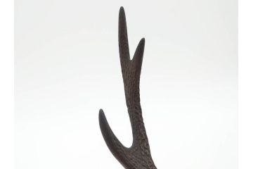 上手物　明治金工師　磯崎美亜　瞳銀製　高さ 約26cm　重量 約1.96kg　しなやかな鹿の造形が見事な置物(海野美盛門下、シカ、共箱付き、台付き)(R-078766)