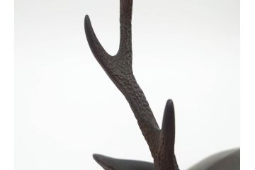 上手物　明治金工師　磯崎美亜　瞳銀製　高さ 約26cm　重量 約1.96kg　しなやかな鹿の造形が見事な置物(海野美盛門下、シカ、共箱付き、台付き)(R-078766)