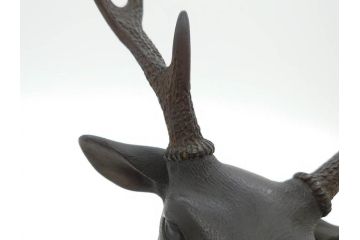 上手物　明治金工師　磯崎美亜　瞳銀製　高さ 約26cm　重量 約1.96kg　しなやかな鹿の造形が見事な置物(海野美盛門下、シカ、共箱付き、台付き)(R-078766)