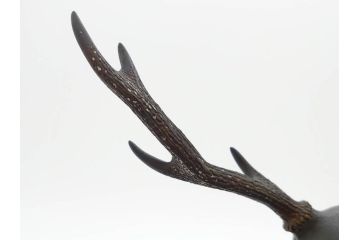 上手物　明治金工師　磯崎美亜　瞳銀製　高さ 約26cm　重量 約1.96kg　しなやかな鹿の造形が見事な置物(海野美盛門下、シカ、共箱付き、台付き)(R-078766)