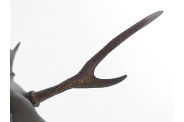 上手物　明治金工師　磯崎美亜　瞳銀製　高さ 約26cm　重量 約1.96kg　しなやかな鹿の造形が見事な置物(海野美盛門下、シカ、共箱付き、台付き)(R-078766)